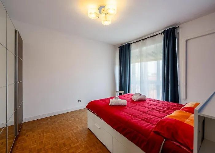 Large With Private Balcony And Workspace *