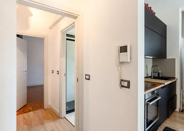 Large With Private Balcony And Workspace * Milan
