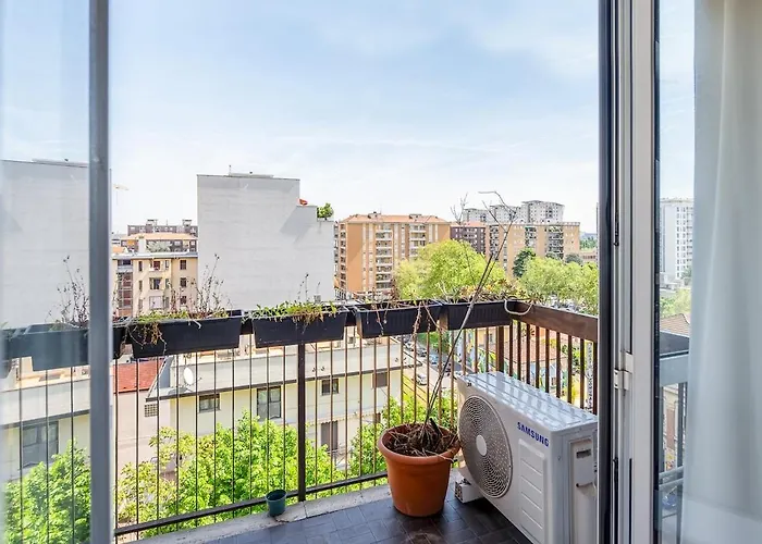 Large With Private Balcony And Workspace Apartment *