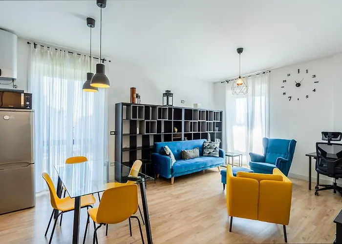 Apartment Large With Private Balcony And Workspace
