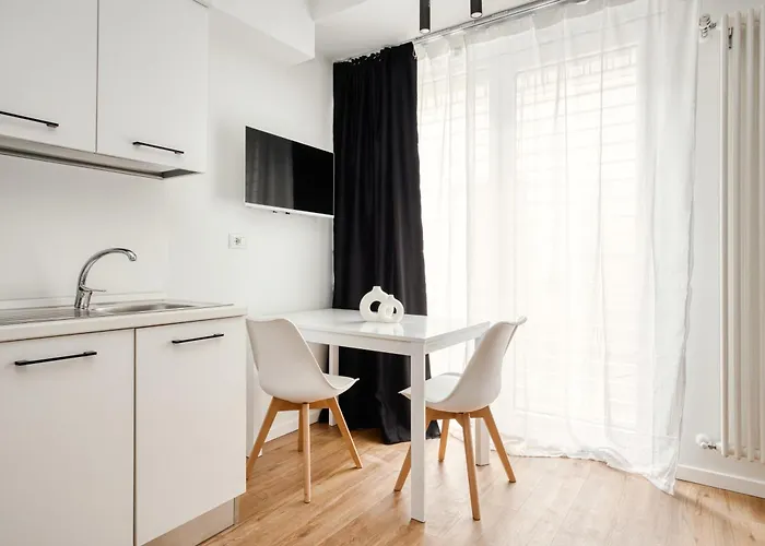 Hostmate - - Imperia's Crystal - Romolo * Milan