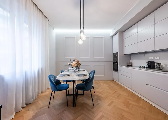 Elegant And Spacious Luxury In Bullona Daire Milano