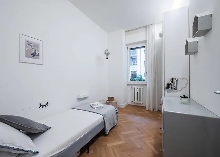 Elegant And Spacious Luxury In Bullona Daire Milano