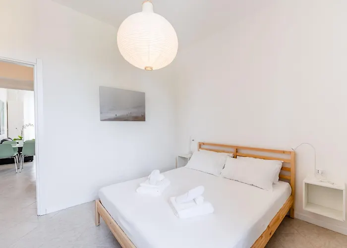 Certosa - Bright & Modern - 2 Steps From Train Station By Innstay شقة
