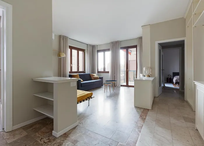 Guesthost - Naba Elegant & Spacious With 3 Balconies * Milan