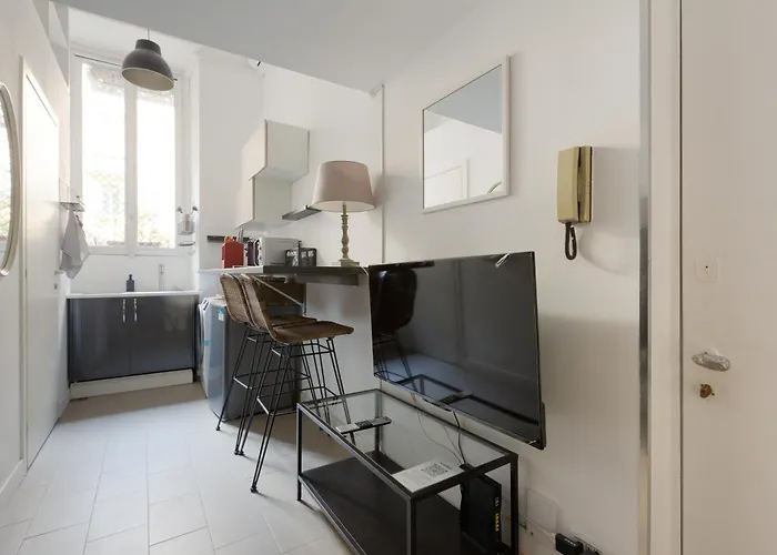 Guesthost - Cosy In The Heart Of Milánó