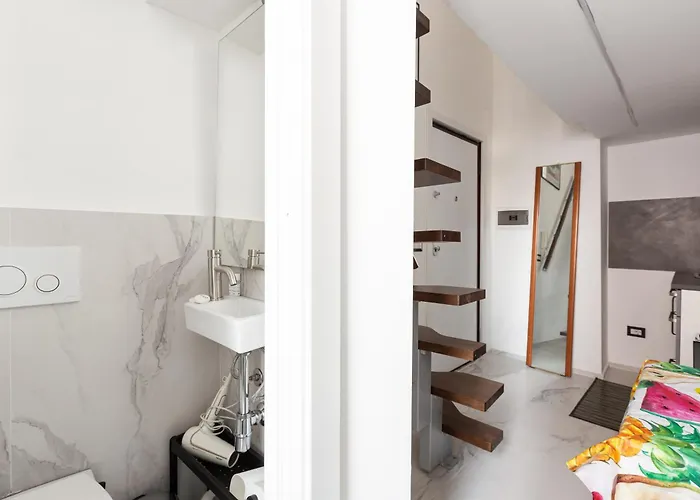 Guesthost - With Wifi & Ac- Calvairate Apartament