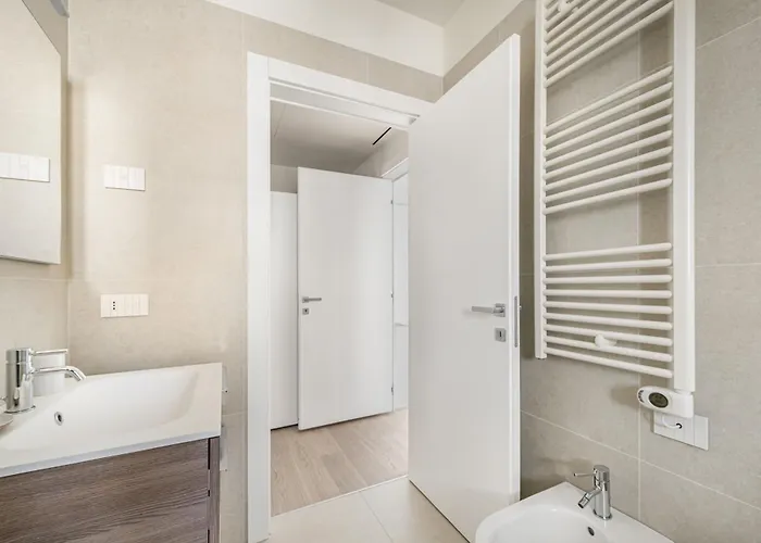 Guesthost - Brand New Renovated Terrace Apartment