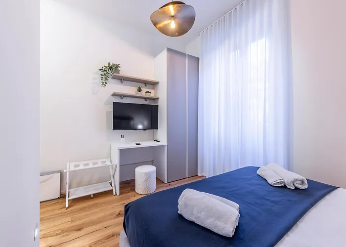 Porta Venezia Bilocale Moderno Апартаменты *
