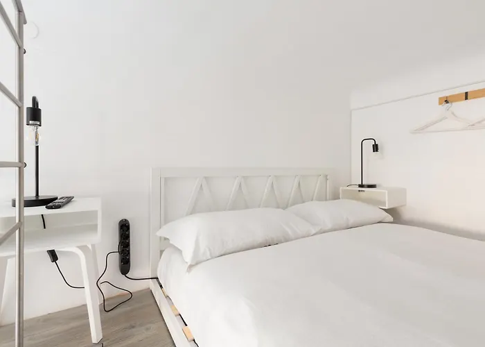 Guesthost - Cosy In The Heart Of *