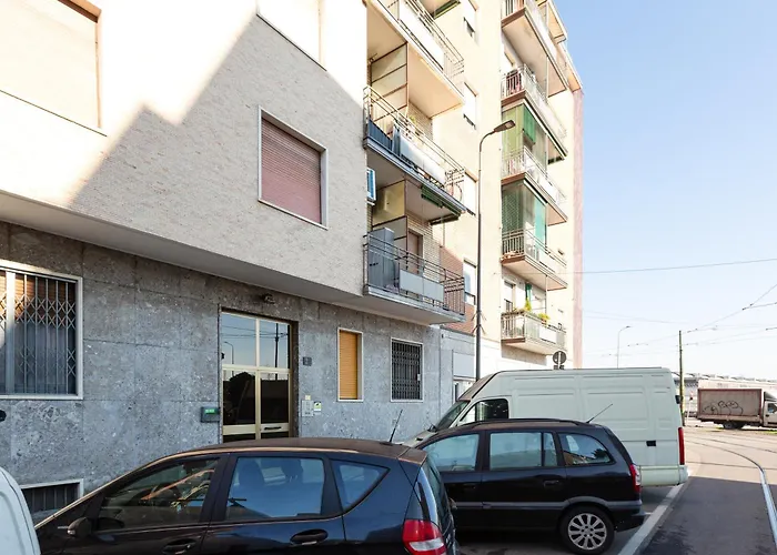 Guesthost - With Wifi & Ac- Calvairate Apartament *
