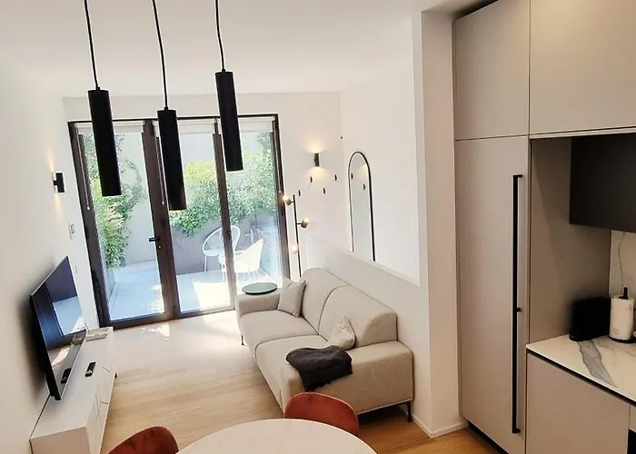 Vytalea - Trilocale Moderno Con Patio E Doppi Servizi, Vicino M4 - Modern 2-bedroom With Patio & Two Bathrooms, Near Metro M4 *