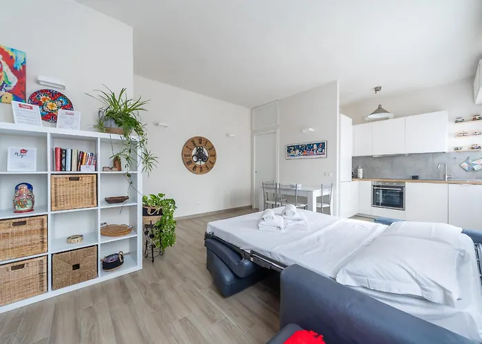 Stylish Porta Romana With Terrace 아파트 *