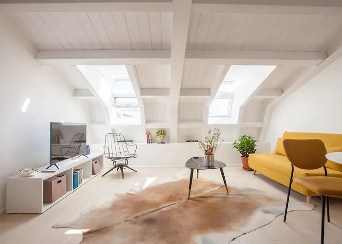 Newly Renovated Bright Penthouse * Milánó