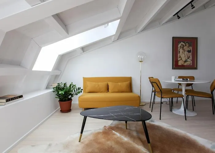 Newly Renovated Bright Penthouse Apartman *