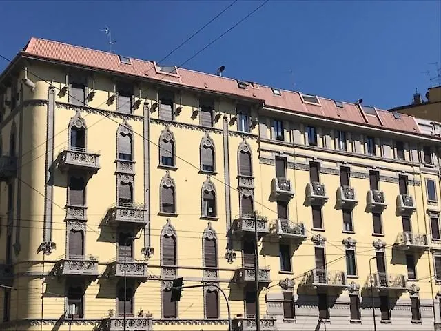 Newly Renovated Bright Penthouse Milánó