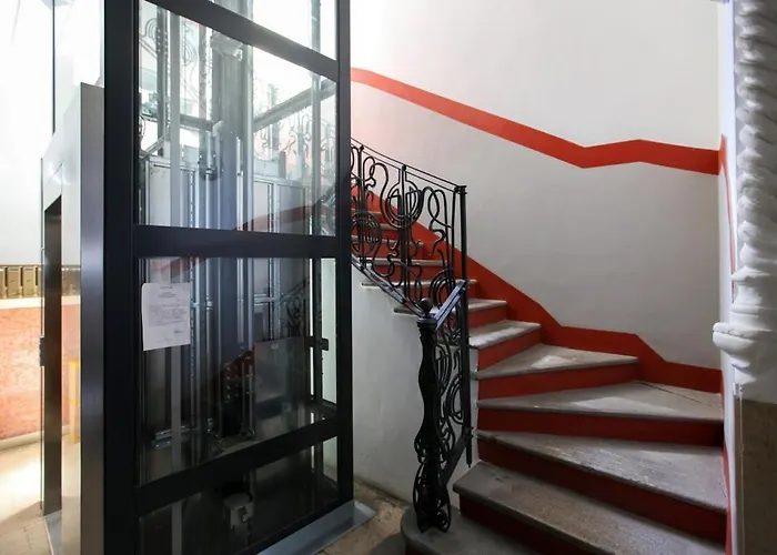 Newly Renovated Bright Penthouse Milánó