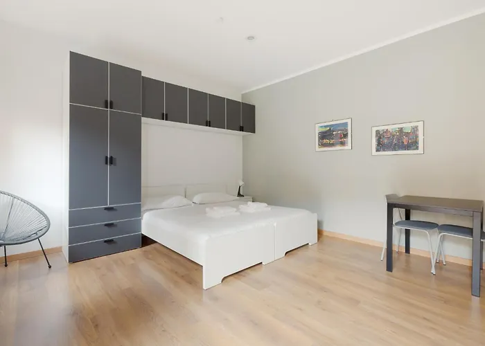 Guesthost - Bright With Balcony In Apartament Mediolan