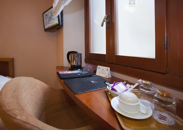 Ξενοδοχείο Berna 4*