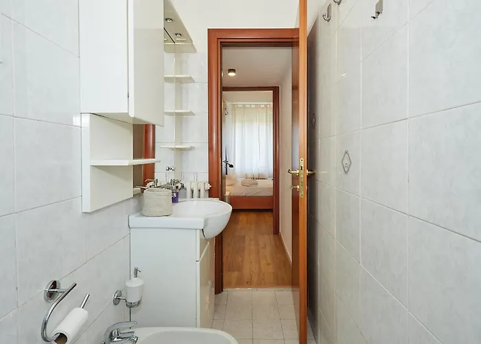 Family Friendly & Spacious W Balcony Metro Appartement *