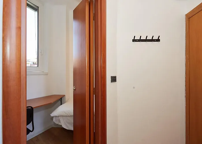Family Friendly & Spacious W Balcony Metro Appartement *