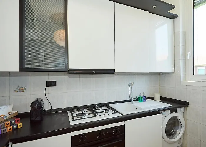 Family Friendly & Spacious W Balcony Metro