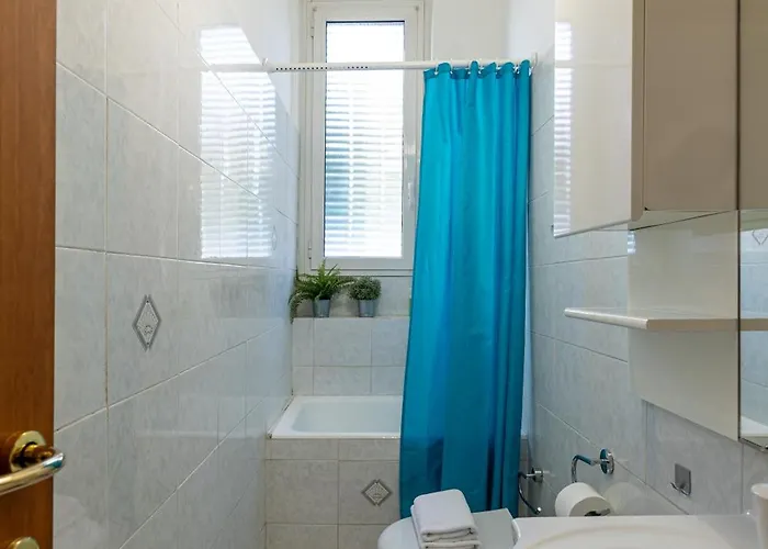 Family Friendly & Spacious W Balcony Metro *