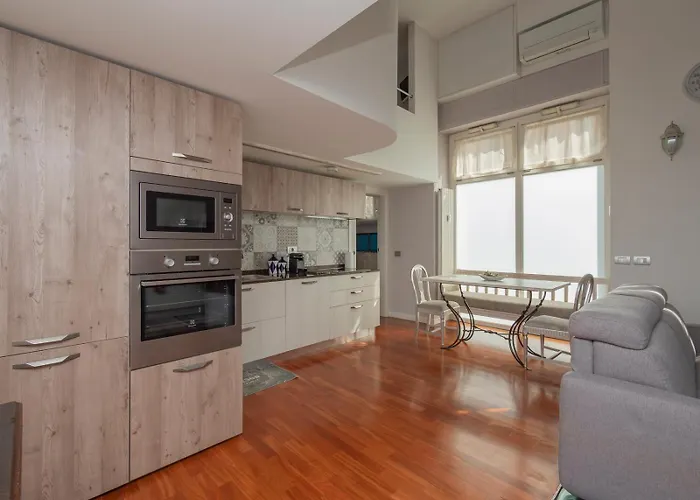 I-host - Nino Bixio 29 *