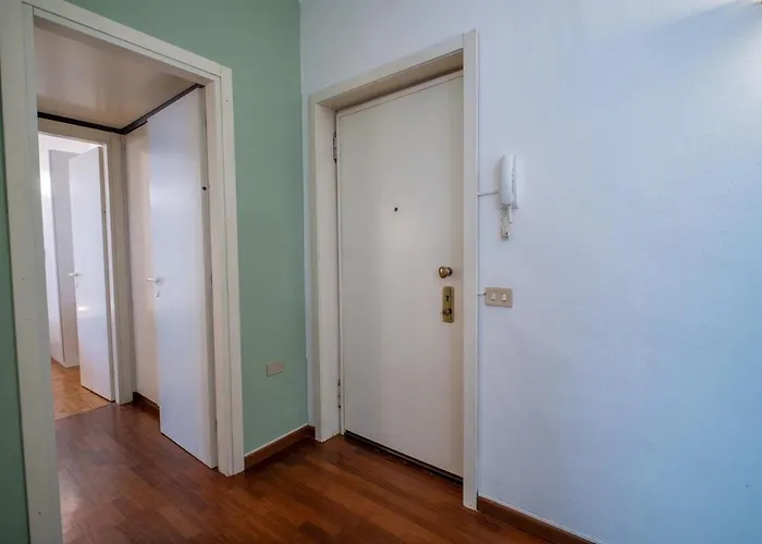 Duomo 10 Minutes Away Spacious 5 Pax Balcony Wifi Ac شقة