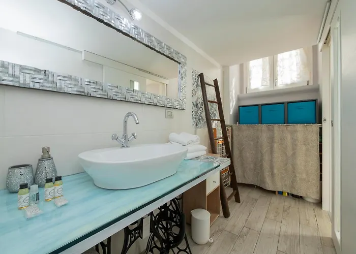 I-host - Nino Bixio 29 *