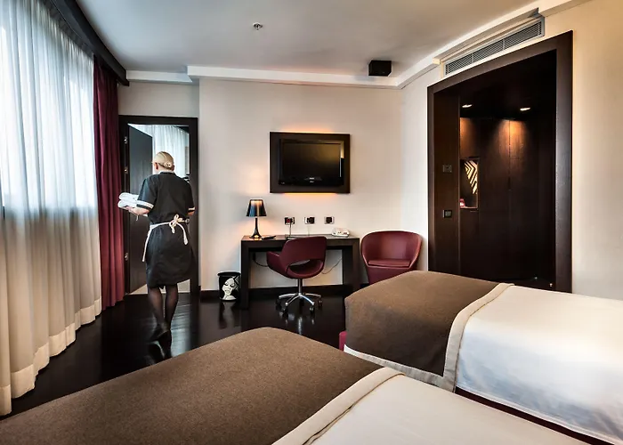 Crowne Plaza By Ihg מלון 4*