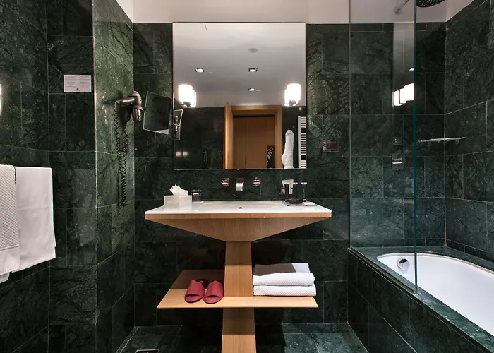 Crowne Plaza By Ihg מלון 4*