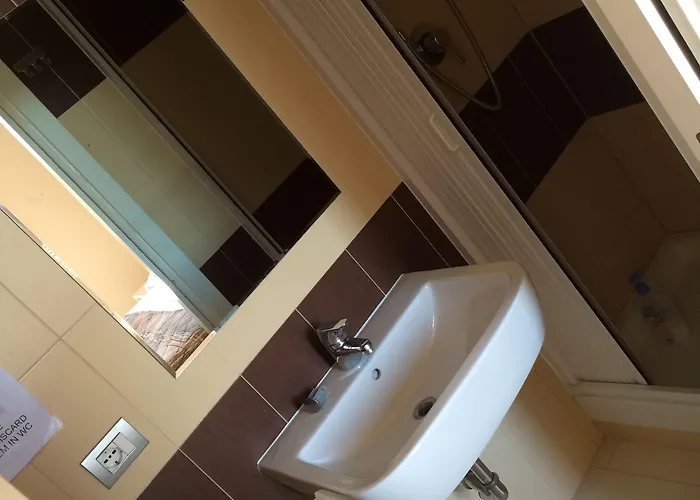肯尼迪酒店 *