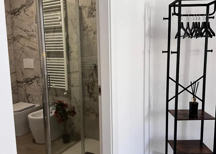 Charming 2 Bed With Private Baths In Center Apartment *