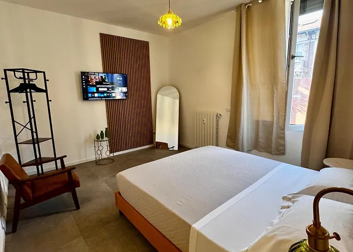 Charming 2 Bed With Private Baths In Center Apartment *