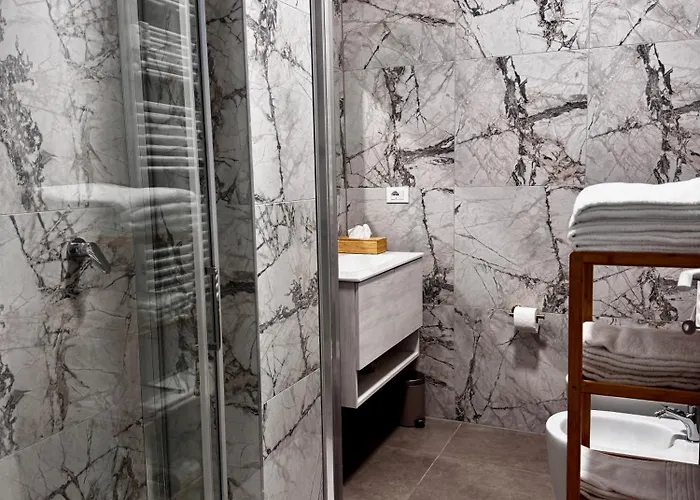 Charming 2 Bed With Private Baths In Center