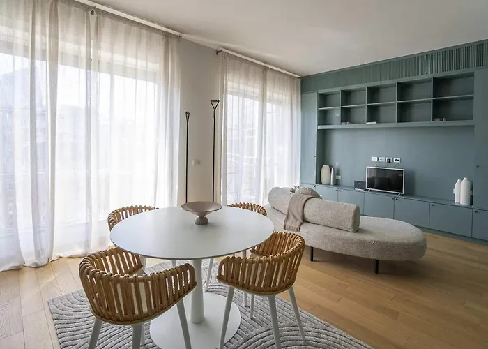 Skyline View In Heart Of Apartment *