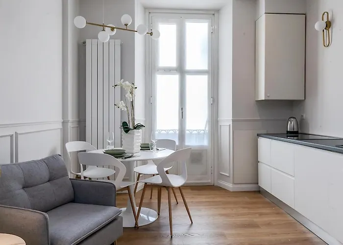 Luxury 2-bedroom Station * ميلان