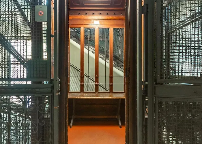 Luxury Quiet Above Subway Apartament *