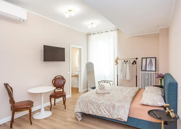 Luxury Quiet Above Subway *