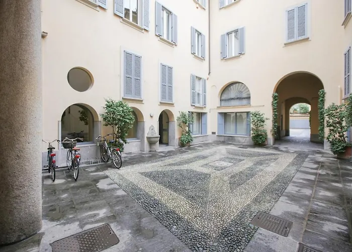 Hacca Collection - Charming In Corso Magenta * Milano