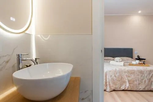 Luxury Quiet Above Subway Apartament