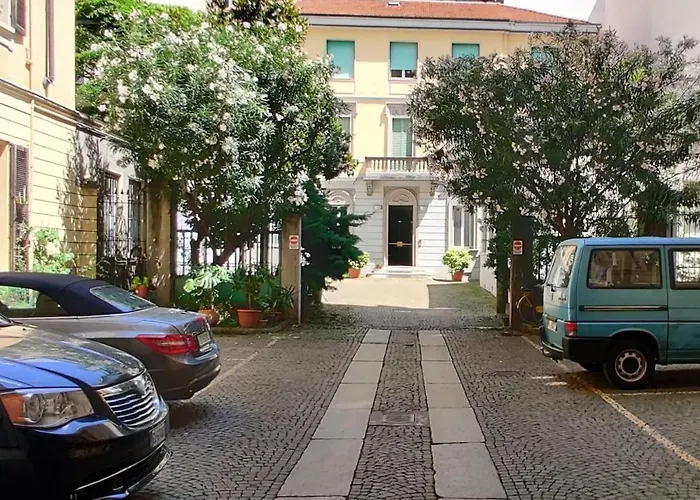 Luxury Quiet Above Subway Apartament