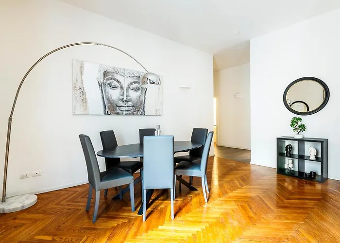Exclusive 3 Bedrooms Near Duomo Апартаменты Милан
