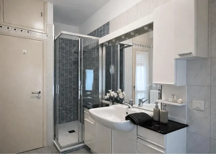 Spacious & Bright Flat Near Bocconi & Navigli Апартаменты Милан