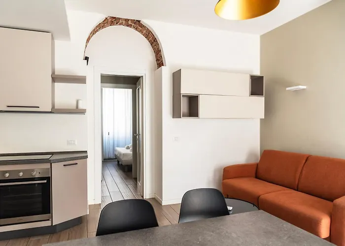 Youhosty - With Ac, Metro Stop Mailand