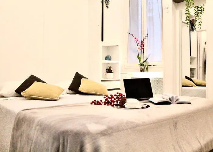 Cozy Among The Liveliest Street Of Isola Apartment *