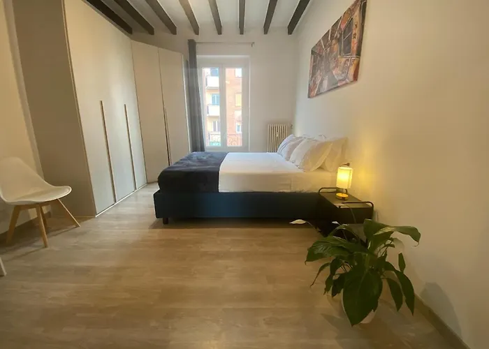 Stylish Flat Near Duomo - Metro 50 M - 4 Guests * Milano