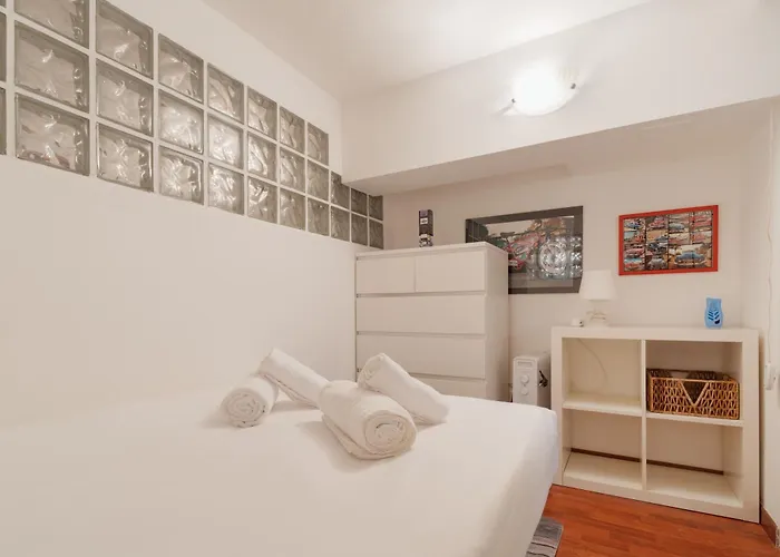 Guesthost - Modern Acquabella