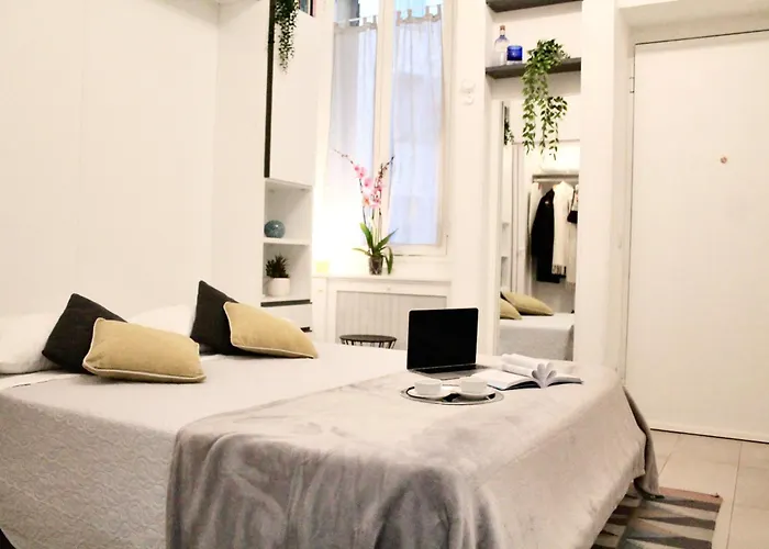 Cozy Among The Liveliest Street Of Isola Apartment